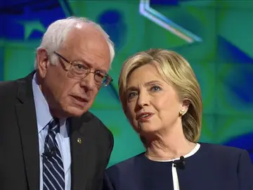 Hillary Clinton con Bernie Sanders. Hillary Clinton con Bernie Sanders.