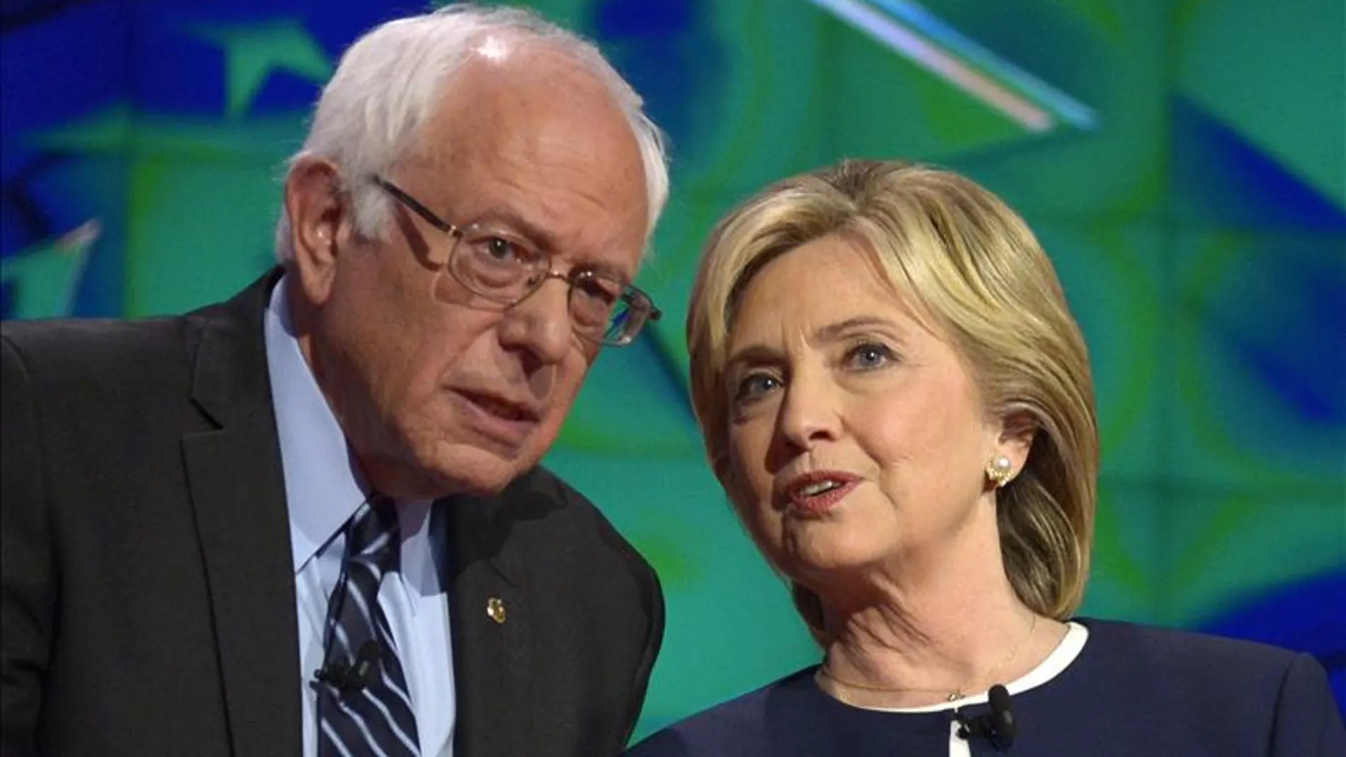 Hillary Clinton con Bernie Sanders. Hillary Clinton con Bernie Sanders.