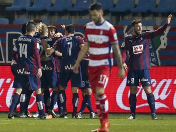 Los jugadores del Eibar celebran el gol de Inui