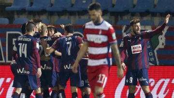 Los jugadores del Eibar celebran el gol de Inui