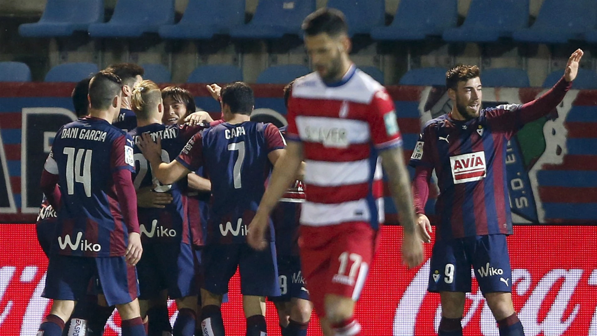 Los jugadores del Eibar celebran el gol de Inui Los jugadores del Eibar celebran el gol de Inui