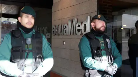 La Guardia Civil está registrando la sede de la empresa Aguas de las Cuencas Mediterráneas La Guardia Civil está registrando la sede de la empresa Aguas de las Cuencas Mediterráneas