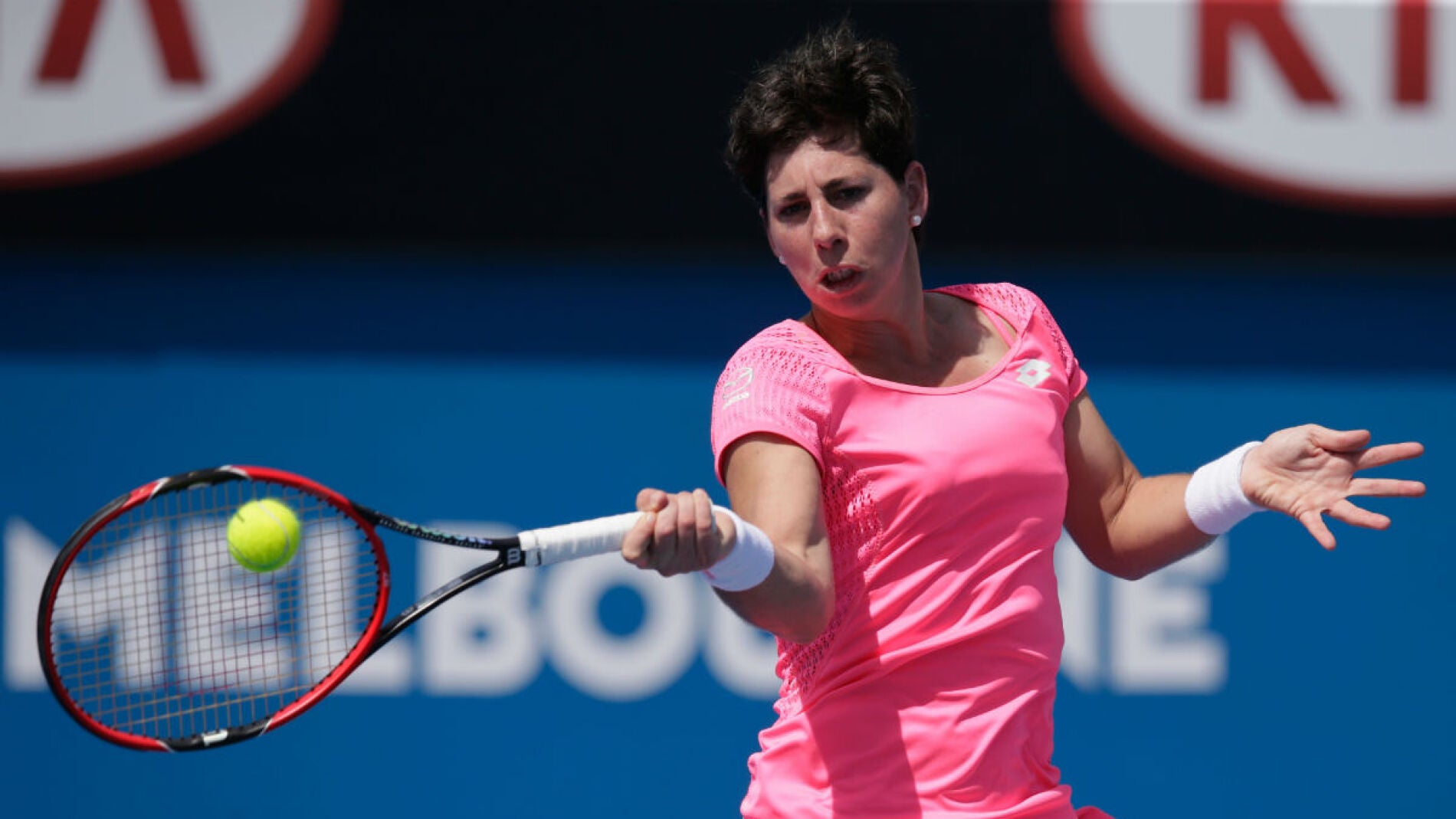 Carla Su&aacute;rez golpea una pelota en su estreno en Australia