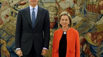 El Rey junto con la diputada de Coalición Canaria, Ana Oramas