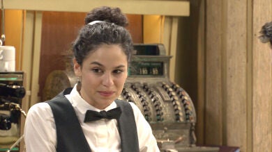 Carmen descubre que su madre es la mujer de la que Toni está enamorado