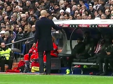 Zidane dialoga con James Rodríguez en la banda del Bernabéu