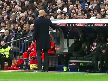 Zidane dialoga con James Rodríguez en la banda del Bernabéu Zidane dialoga con James Rodríguez en la banda del Bernabéu