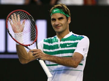 Roger Federer devuelve el aplauso del público tras su debut en el Open de Australia