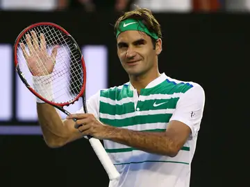 Roger Federer devuelve el aplauso del público tras su debut en el Open de Australia Roger Federer devuelve el aplauso del público tras su debut en el Open de Australia
