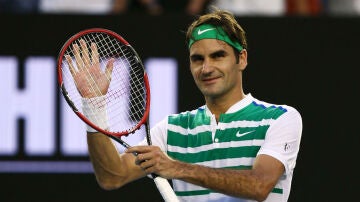 Roger Federer devuelve el aplauso del público tras su debut en el Open de Australia
