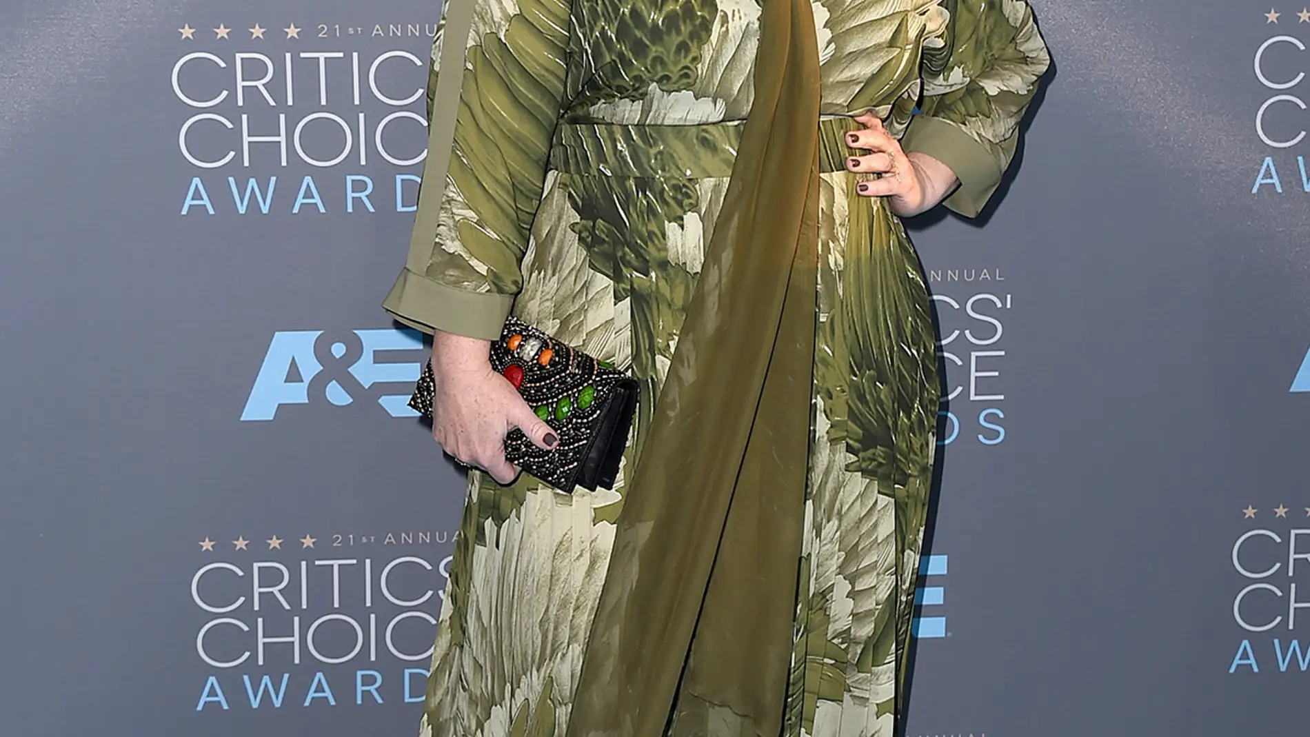 Melissa McCarthy con un vaporoso vestido de gasa estampado en tonos verdes
