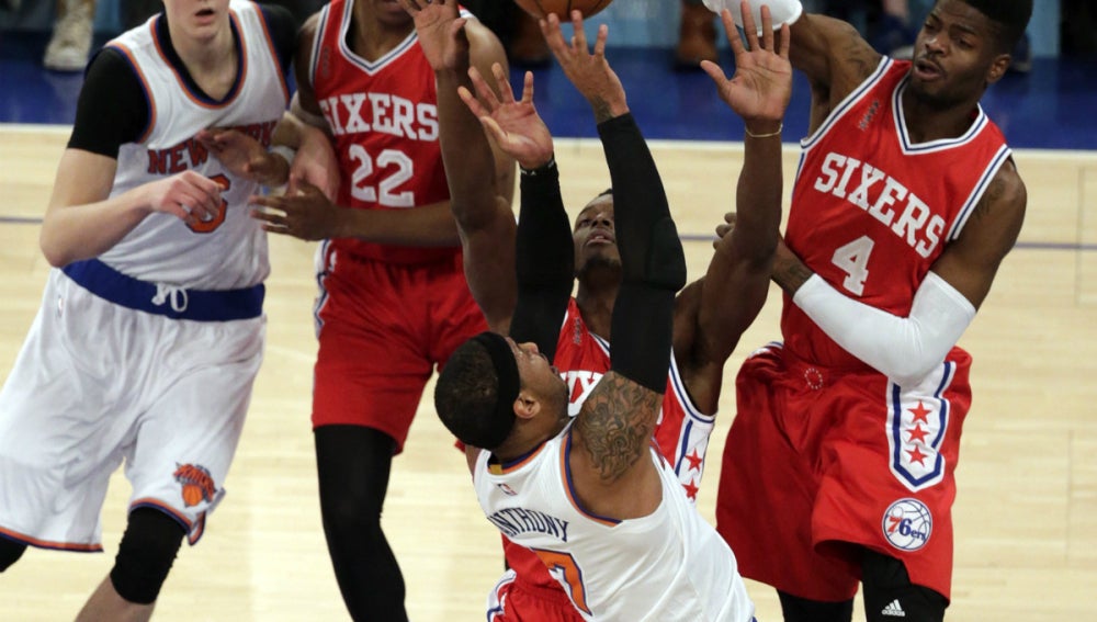 Carmelo Anthony lanza a canasta ante la oposición de Nerlens Noel