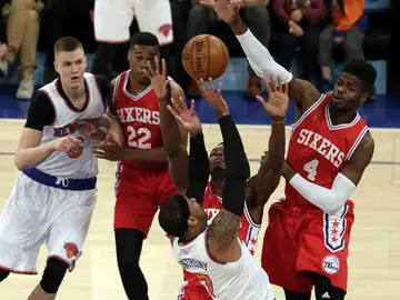 Carmelo Anthony lanza a canasta ante la oposición de Nerlens Noel Carmelo Anthony lanza a canasta ante la oposición de Nerlens Noel