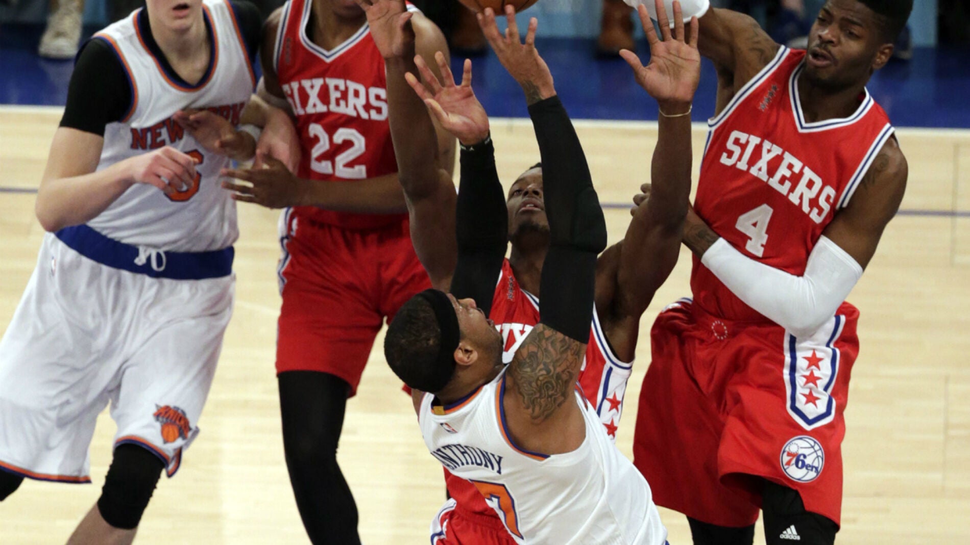 Carmelo Anthony lanza a canasta ante la oposici&oacute;n de Nerlens Noel