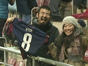 Dos aficionados sostienen la camiseta de Inui en Ipurua