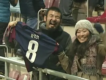 Dos aficionados sostienen la camiseta de Inui en Ipurua Dos aficionados sostienen la camiseta de Inui en Ipurua