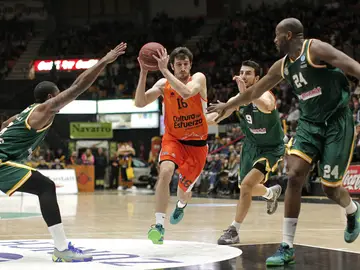 Guillem Vives entra a canasta ante la defensa rival Guillem Vives entra a canasta ante la defensa rival