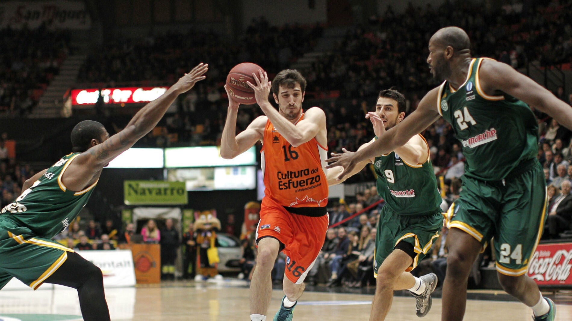 Guillem Vives entra a canasta ante la defensa rival