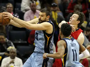 Marc Gasol captura un rebote ante los Pelicans Marc Gasol captura un rebote ante los Pelicans
