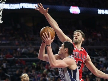 Pau Gasol, en acción ante los Pistons