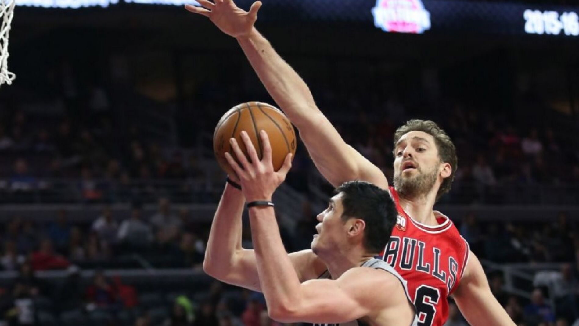 Pau Gasol, en acci&oacute;n ante los Pistons