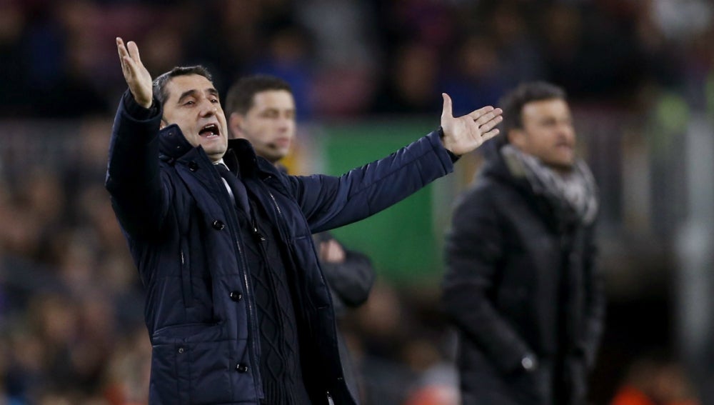 Ernesto Valverde gesticula desde la banda