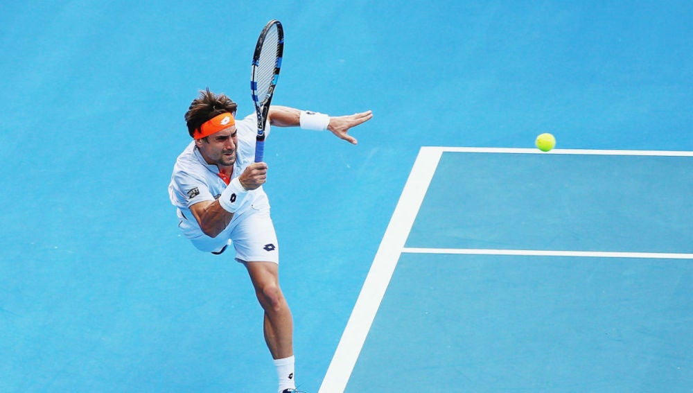 Ferrer devuelve una pelota en su debut en Australia
