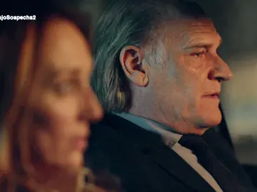Sophie y el comisario Casas tienen una conversación personal Sophie y el comisario Casas tienen una conversación personal