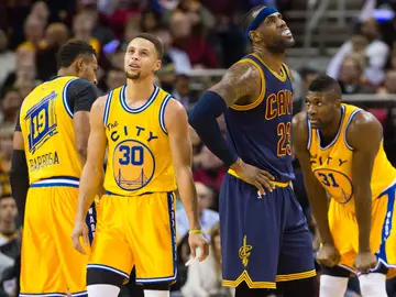 Curry, satisfecho con la victoria, James, pensativo por la derrota. Curry, satisfecho con la victoria, James, pensativo por la derrota.