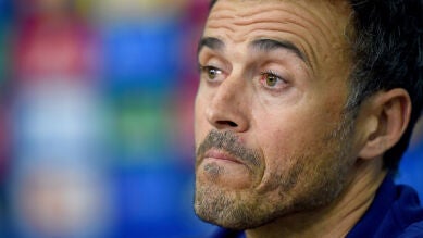 Luis Enrique señala al árbitro