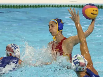 María del Pilar Peña lanza a puerta ante Italia María del Pilar Peña lanza a puerta ante Italia
