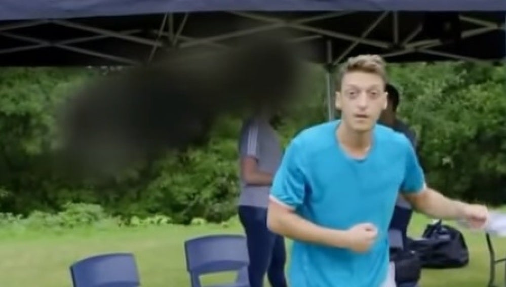 Özil pega un chicle a la lenta de una cámara