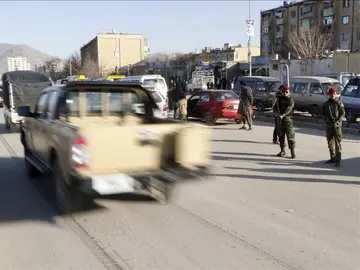 Agentes de seguridad afganos permanecen en guardia en una carretera de Kabul Agentes de seguridad afganos permanecen en guardia en una carretera de Kabul