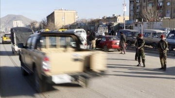 Agentes de seguridad afganos permanecen en guardia en una carretera de Kabul