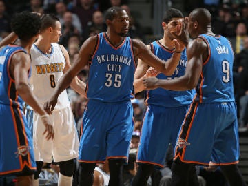 Ibaka celebra con Durant una jugada