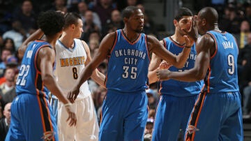 Ibaka celebra con Durant una jugada