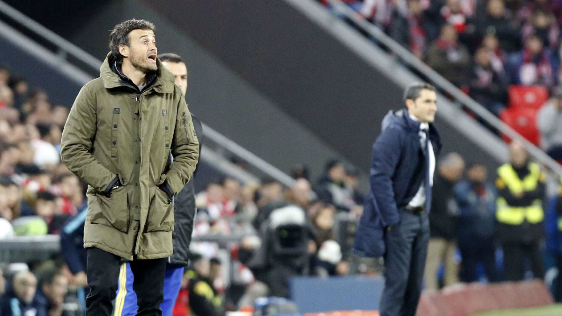 Luis Enrique da indicaciones en la banda de San Mam&eacute;s