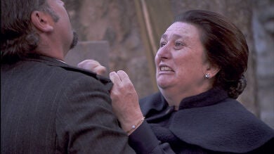 Rosario resulta gravemente herida en la cabeza cuando intenta salvar a su hijo Alfonso