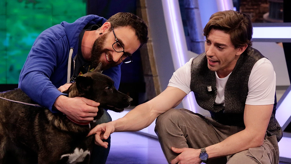 Adrián Lastra con la perrita Amel en 'El Hormiguero 3.0'