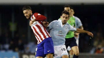 Carrasco intenta avanzar ante la presión de Jonny Castro