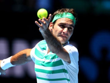 Federer ejecuta un saque ante Dolgopolov