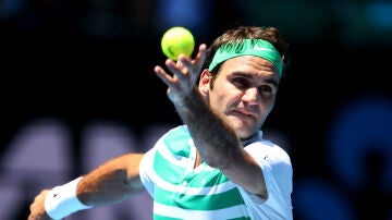 Federer ejecuta un saque ante Dolgopolov