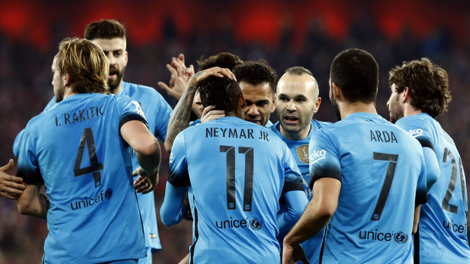 Los jugadores del Barcelona celebran el gol de Neymar