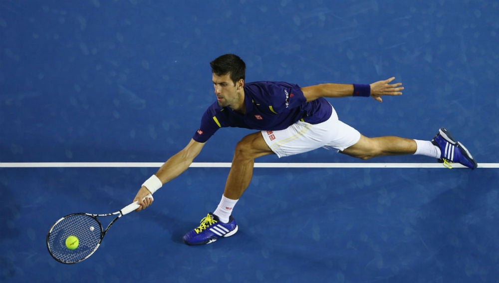 Djokovic se estira para llegar a una pelota