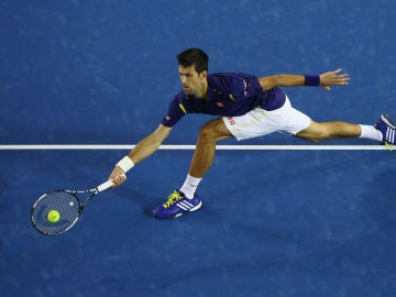 Djokovic se estira para llegar a una pelota