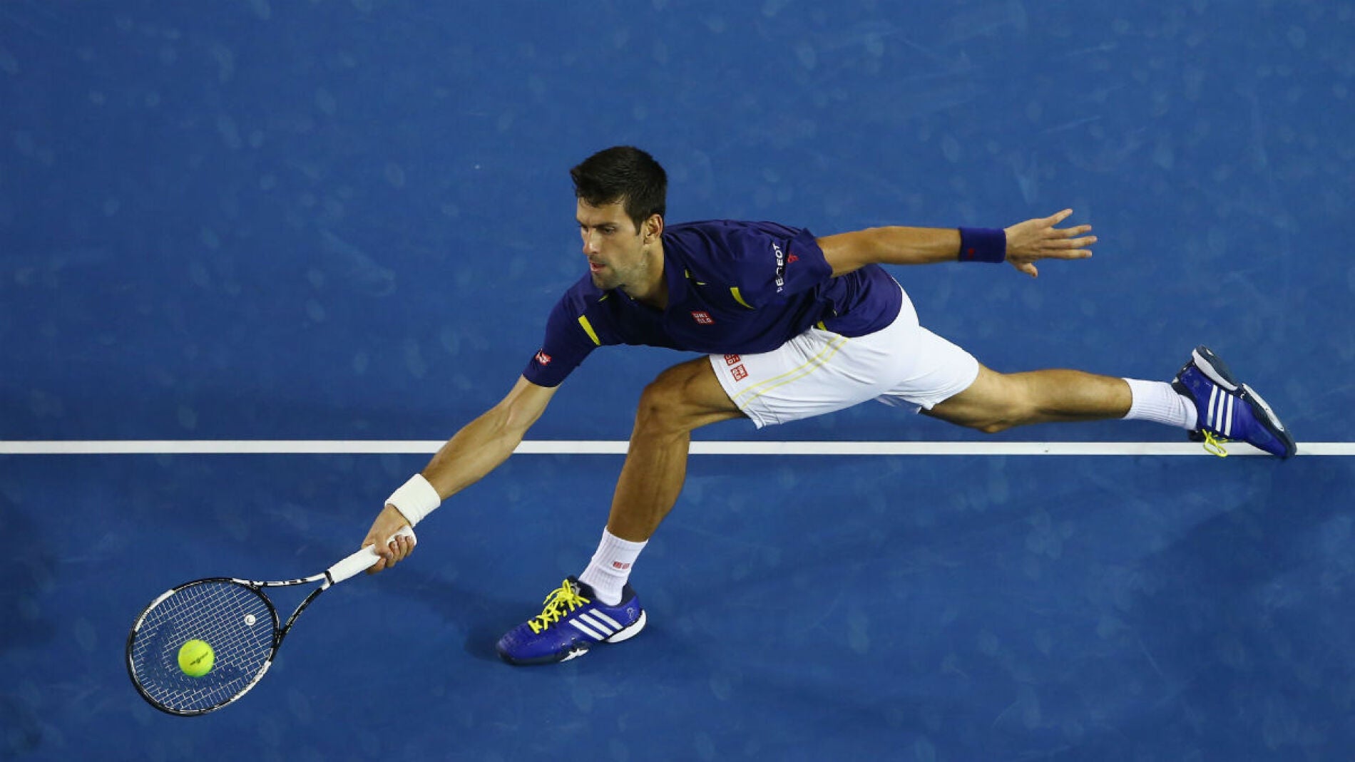 Djokovic se estira para llegar a una pelota
