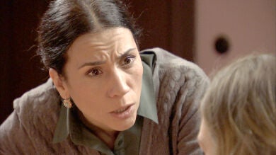 Leonor confiesa a su madre que pertenece al Partido Comunista