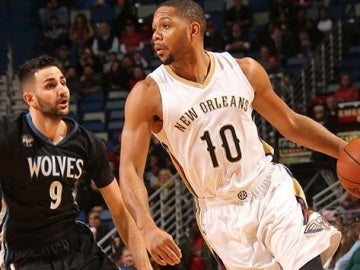 Eric Gordon, en acción ante Ricky Rubio