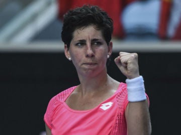 Carla Suárez celebra un punto ante Maria Sakkari