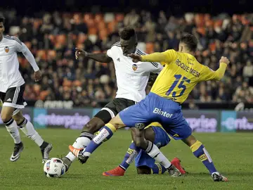 Zahibo conduce el balón ante la defensa de Las Palmas Zahibo conduce el balón ante la defensa de Las Palmas